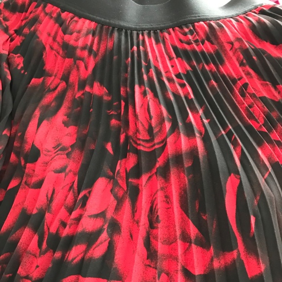 NWT Ricki’s Pleated Floral Midi Skirt S Black Red - Picture 4 of 9